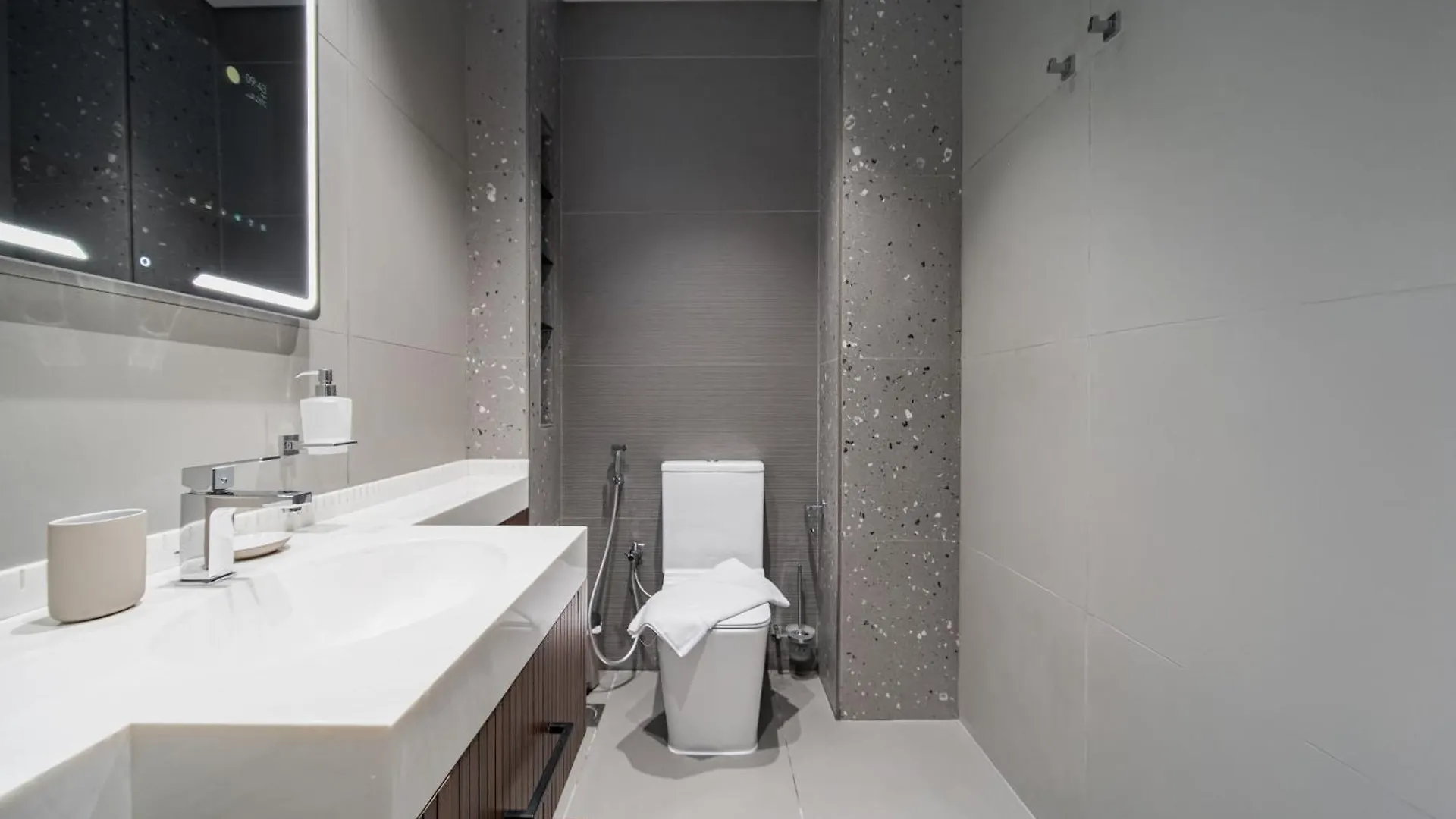 Near Metro - Spacious 1Br Jlt & Free Baby Gear Dubai 0*,  United Arab Emirates